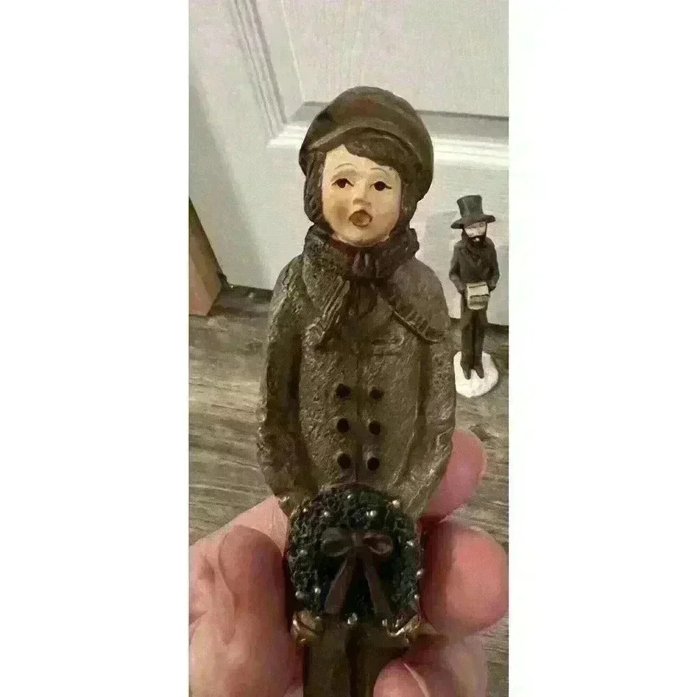 Vintage Set of 4 Resin Caroler Family - Picture 8 of 8
